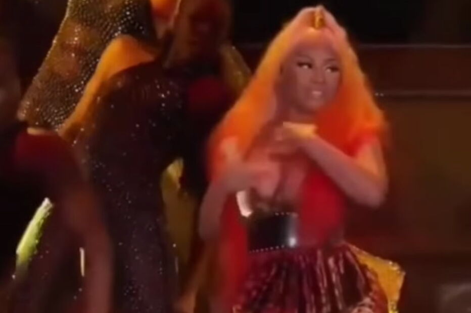 Nicki Minaj fica com seios à mostra no palco
