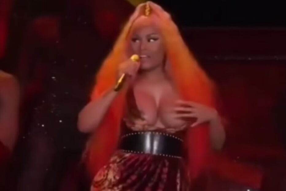 Nicki Minaj fica com seios à mostra no palco