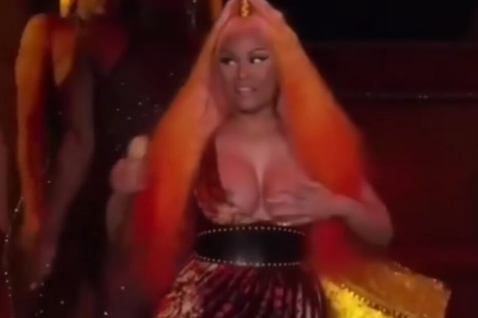Nicki Minaj fica com seios à mostra no palco