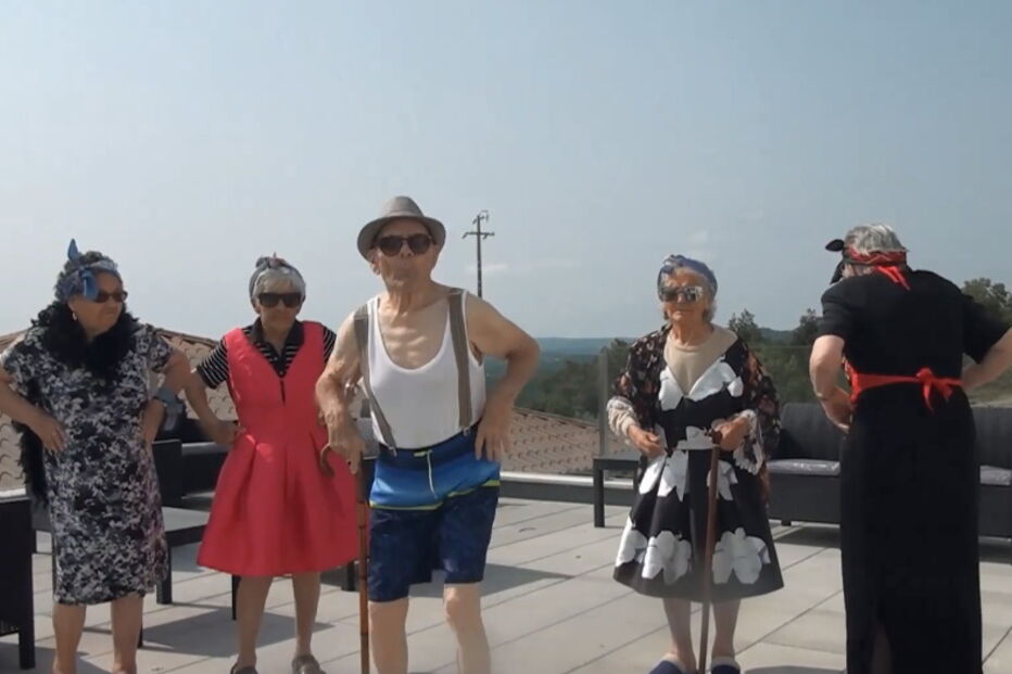 Grupo de idosos dança 'Mafiosa'