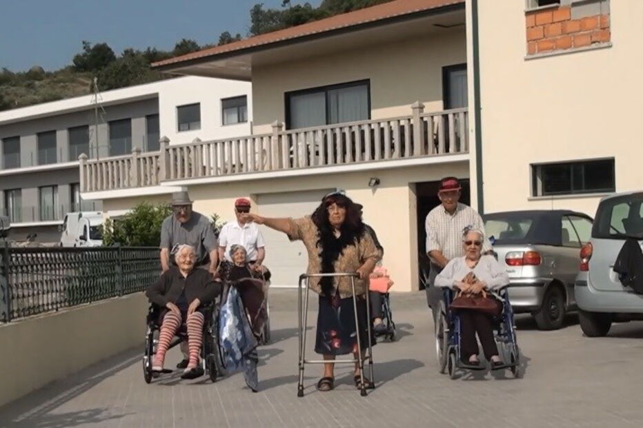 Grupo de idosos dança 'Mafiosa'