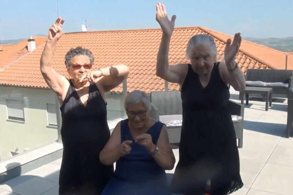 Grupo de idosos dança 'Mafiosa'