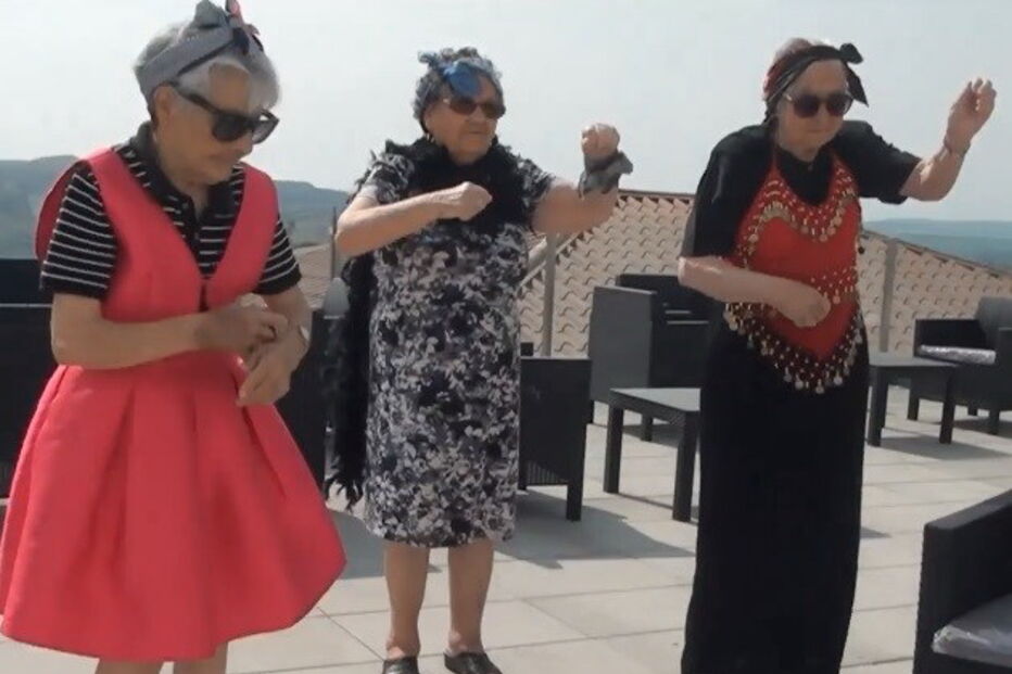 Grupo de idosos dança 'Mafiosa'