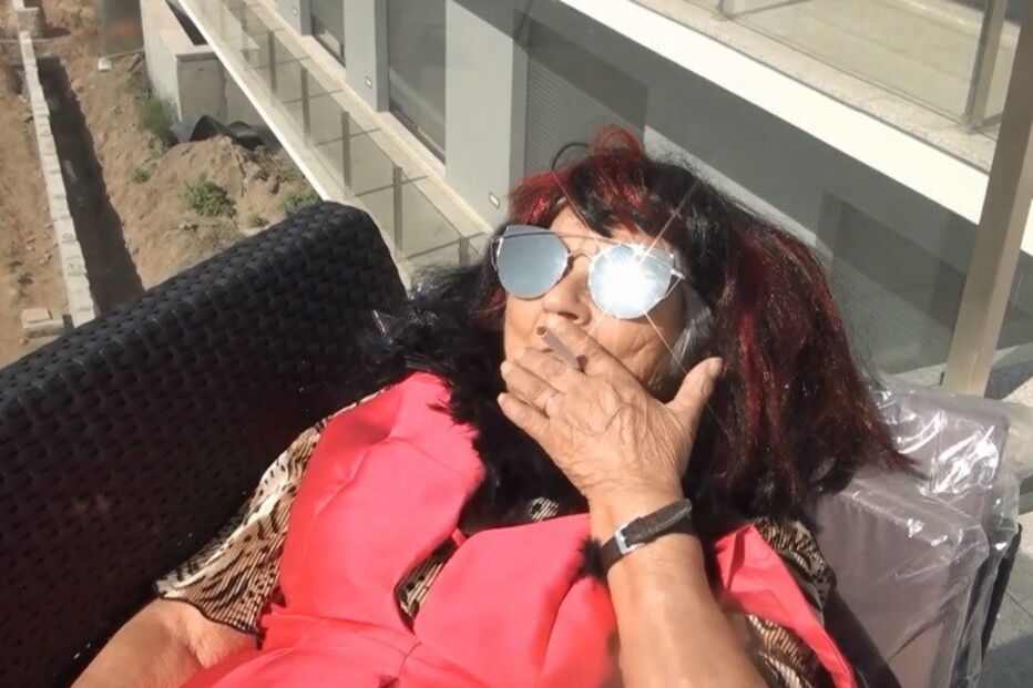 Grupo de idosos dança 'Mafiosa'