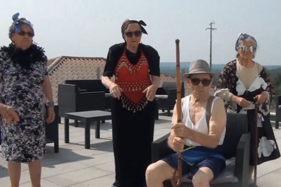 Grupo de idosos dança 'Mafiosa'