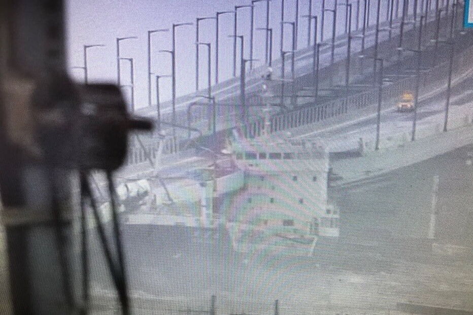 Barco colide com ponte na passagem de tufão pelo Japão