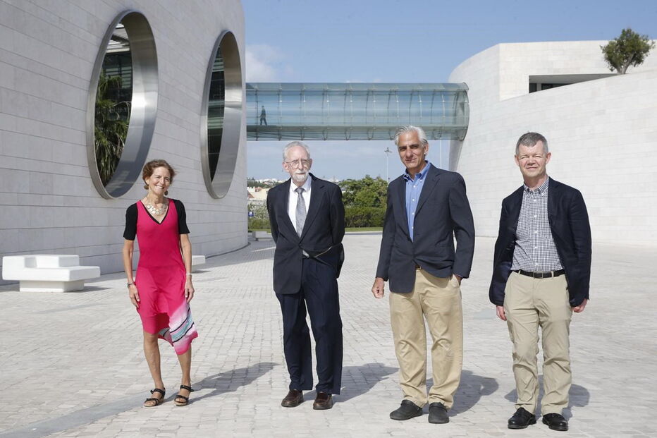 Os investigadores premiados Jean Bennett, Samuel Jacobson, Albert Maguire e Michael Redmond