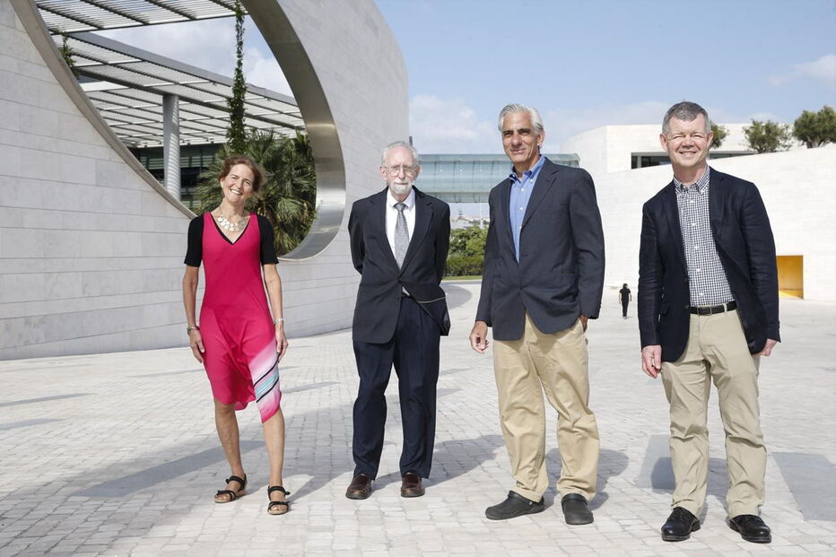 Os investigadores premiados Jean Bennett, Samuel Jacobson, Albert Maguire e Michael Redmond