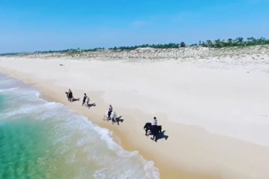 Madonna faz passeio a cavalo na praia da Comporta