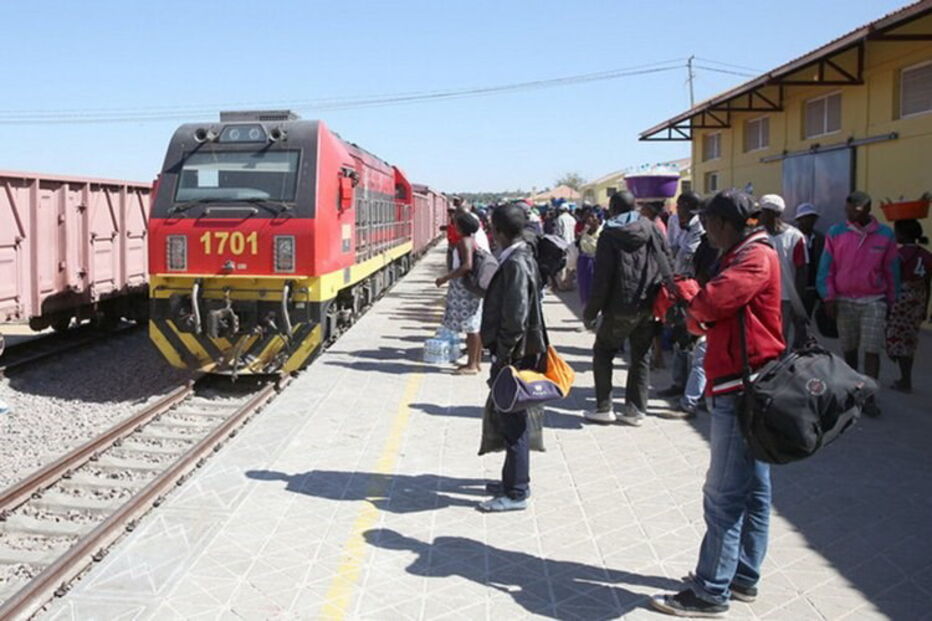 Comboio na zona do Namibe, em Angola