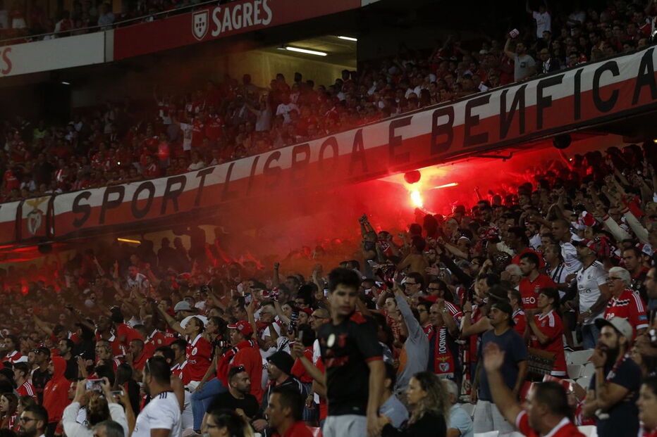 Comportamento do público no dérbi vale ao Benfica multa de quase 4.500 euros