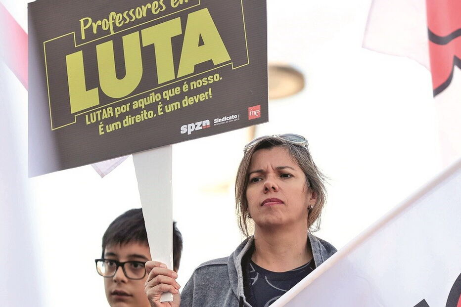 Docentes exigem devolução de tempo congelado para progredir na carreira