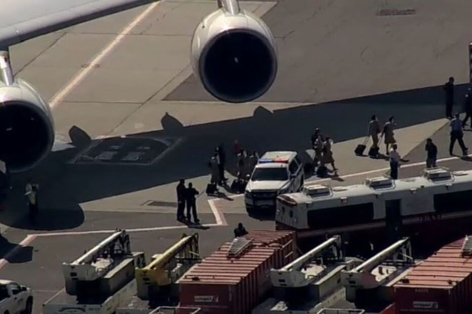 Avião aterra em Nova Iorque com uma centena de passageiros doentes