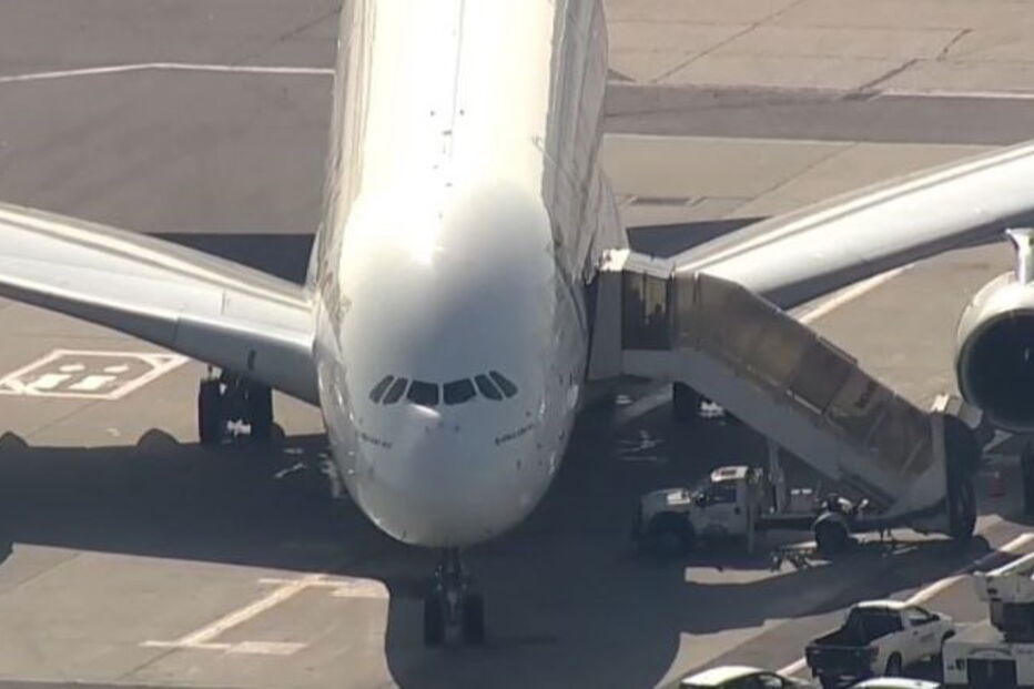 Avião aterra em Nova Iorque com uma centena de passageiros doentes