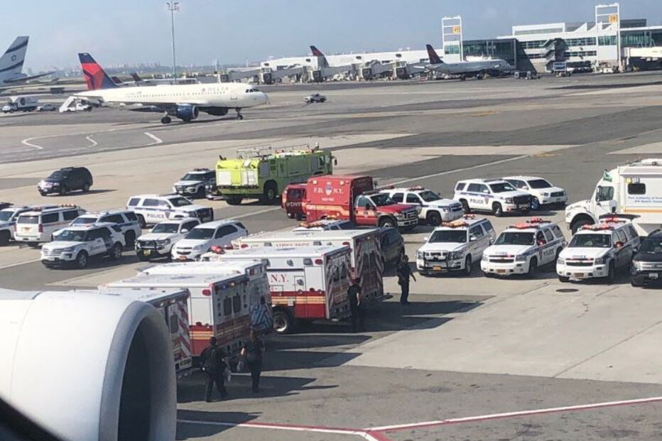 Avião aterra em Nova Iorque com uma centena de passageiros doentes