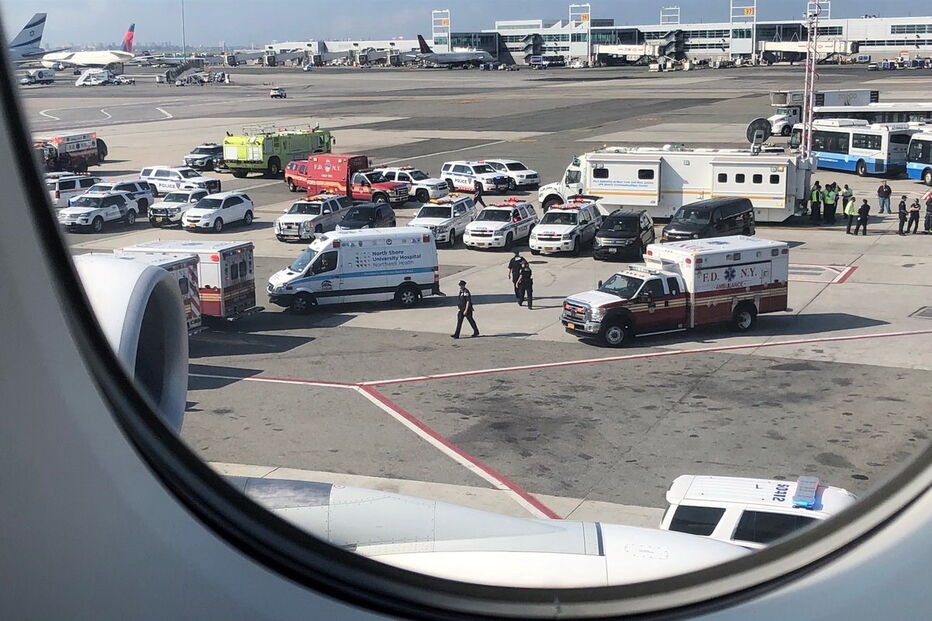 Avião aterra em Nova Iorque com uma centena de passageiros doentes