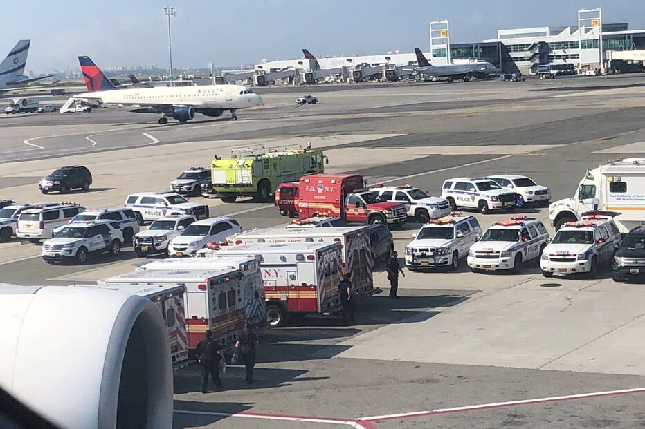 Avião aterra em Nova Iorque com uma centena de passageiros doentes