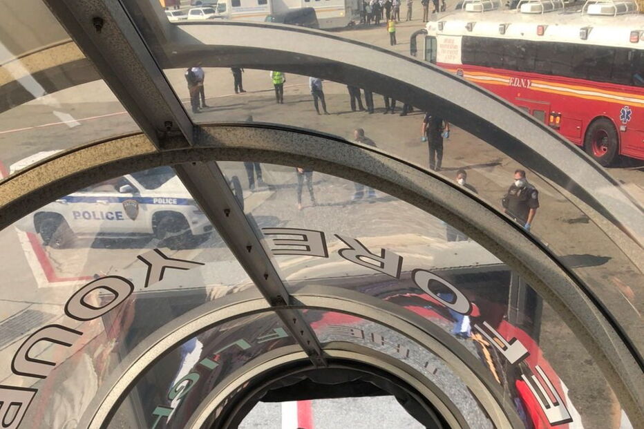 Avião aterra em Nova Iorque com uma centena de passageiros doentes