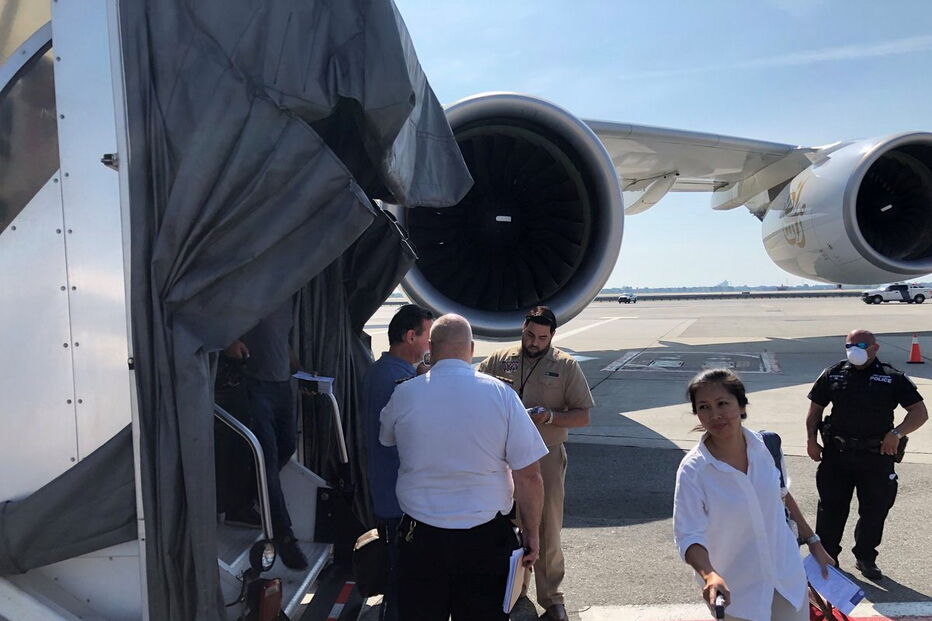 Avião aterra em Nova Iorque com uma centena de passageiros doentes