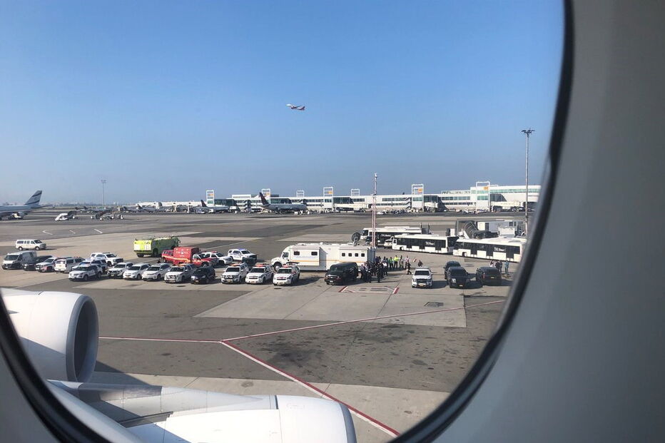 Avião aterra em Nova Iorque com uma centena de passageiros doentes