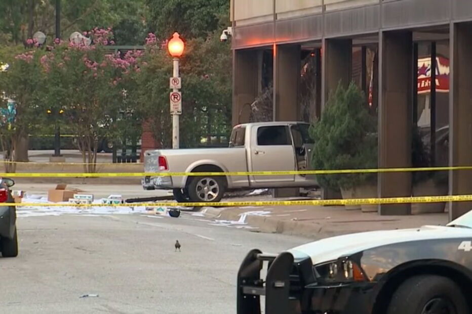 Homem detido após conduzir carro contra edifício de estação televisiva