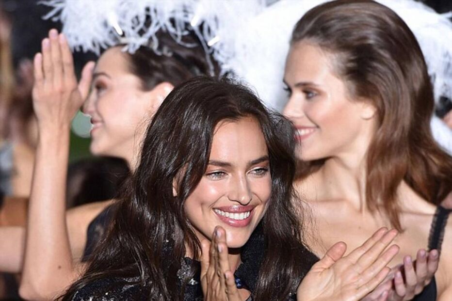 Irina Shaik no desfile da Intimissi, em Verona