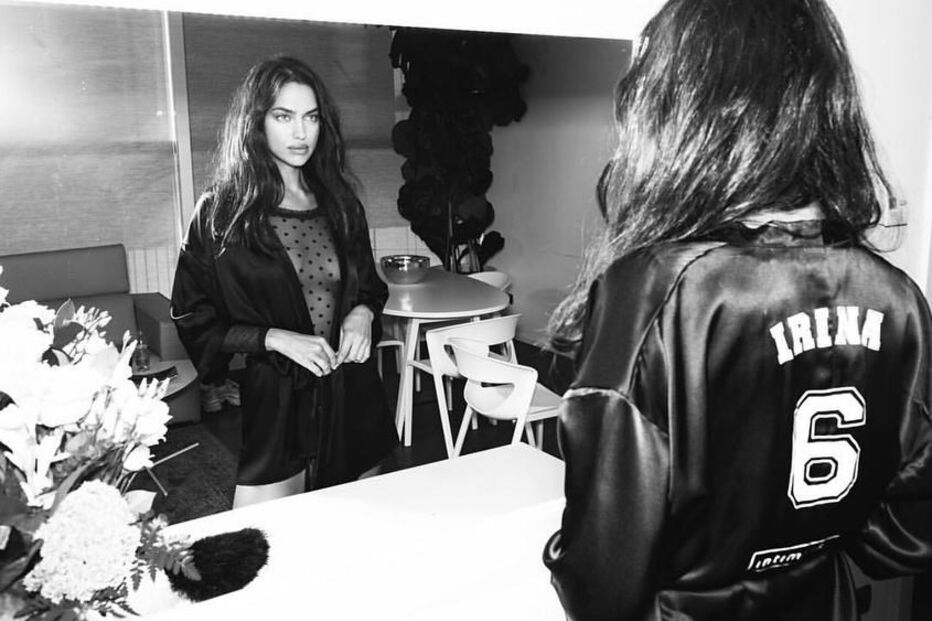 Irina Shaik no desfile da Intimissi, em Verona