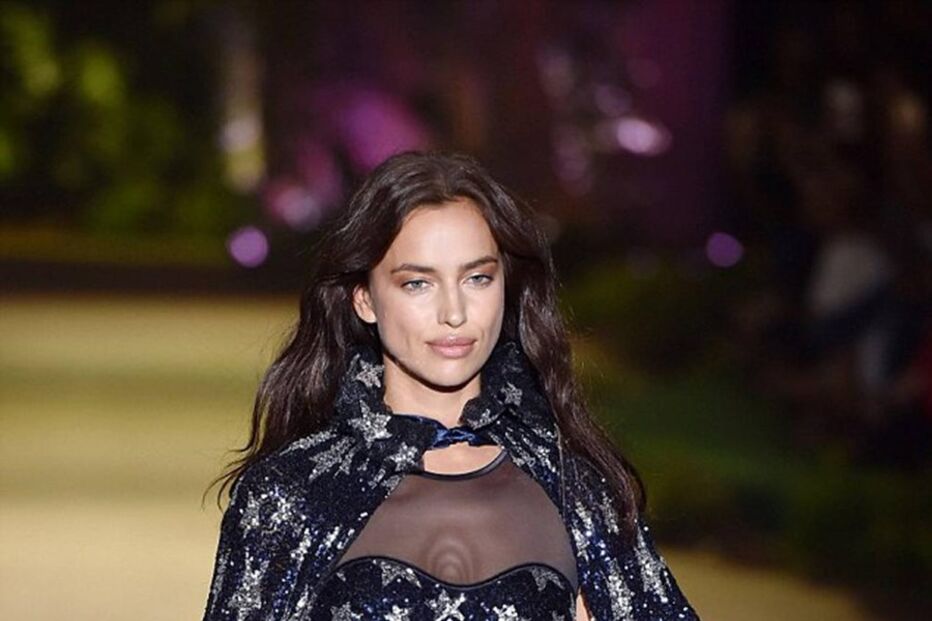 Irina Shaik no desfile da Intimissi, em Verona
