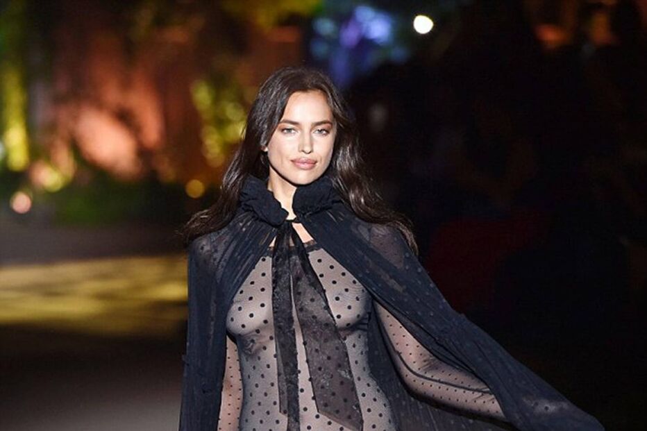 Irina Shaik no desfile da Intimissi, em Verona