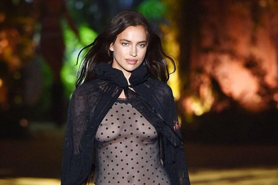 Irina Shaik no desfile da Intimissi, em Verona