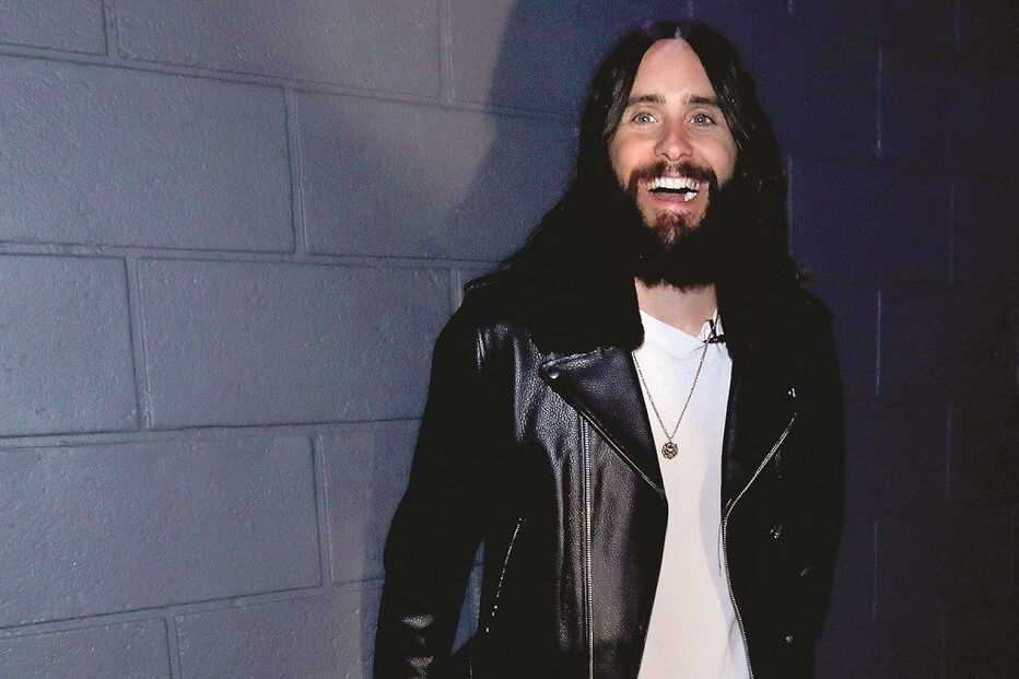 Jared Leto lidera os Thirty Seconds to Mars com o irmão Shannon.  O grupo passou a duo depois da saída de Tomo Milicevic  
