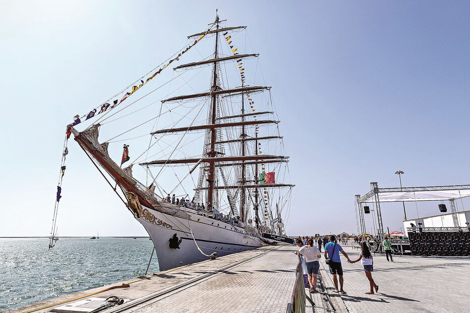 ‘Barca’ está atracada no cais comercial onde decorrem várias atividades no âmbito das comemorações do dia da cidade 