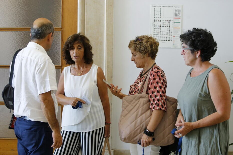 Dirigentes da Frente Comum dos Sindicatos da Função Pública à entrada de reunião com o Governo
