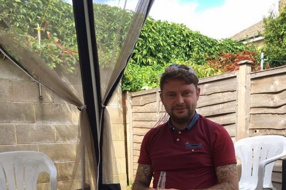 Encontra noivo morto em quarto de hotel horas após se casarem