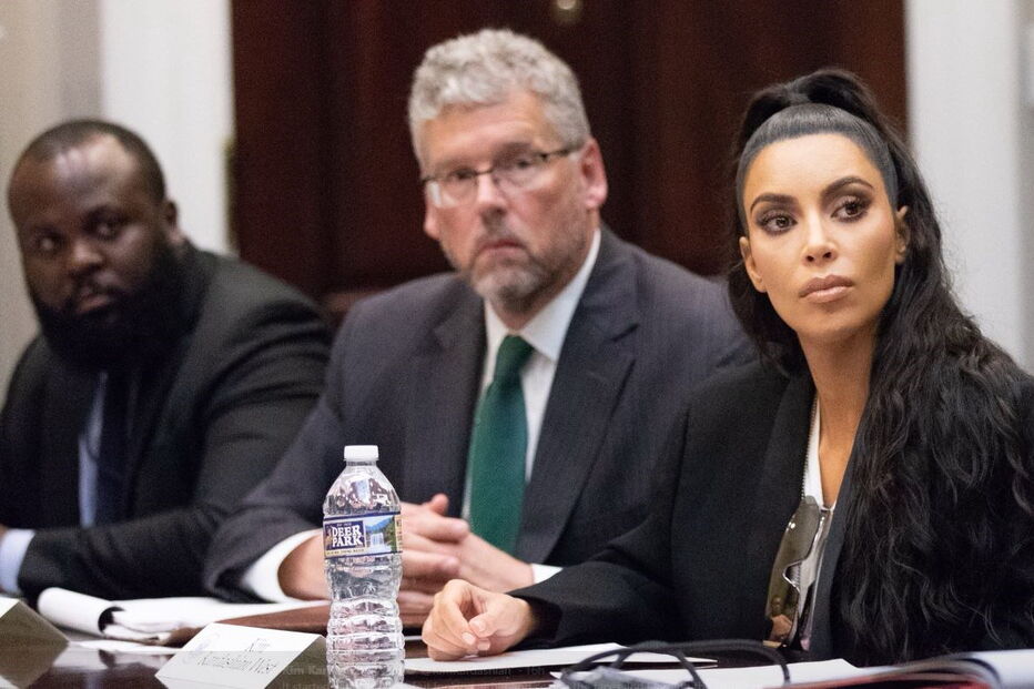 Kim Kardashian procura libertação de Chris Young