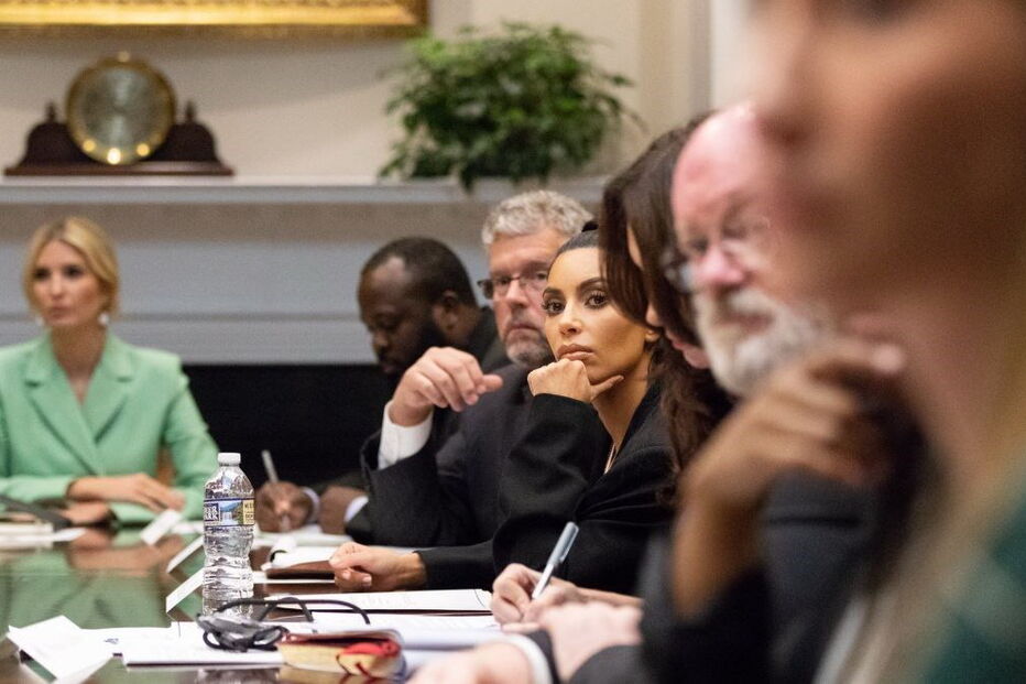 Kim Kardashian procura libertação de Chris Young