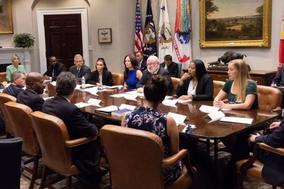 Kim Kardashian procura libertação de Chris Young