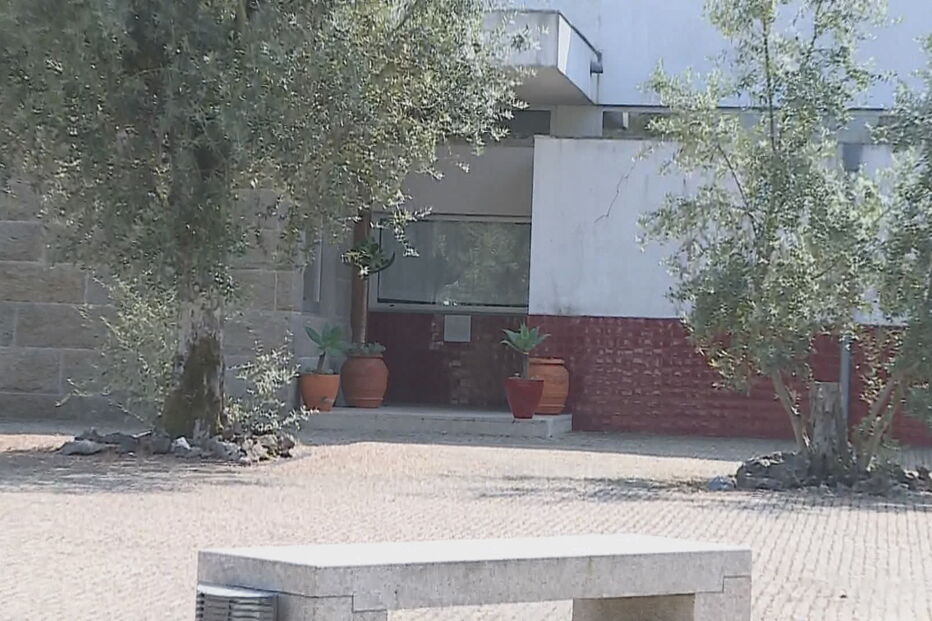 Ladrões roubam 70 mil euros de casa paroquial em Santa Maria da Feira