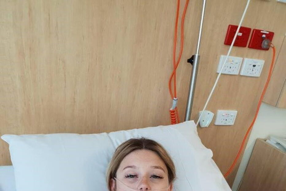 Jovem obrigada a amputar dedo após desenvolver cancro por roer as unhas