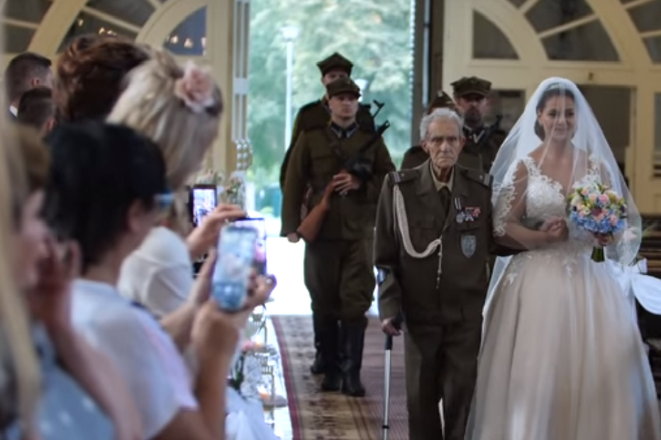 Herói de guerra morre dois dias após levar neta ao altar