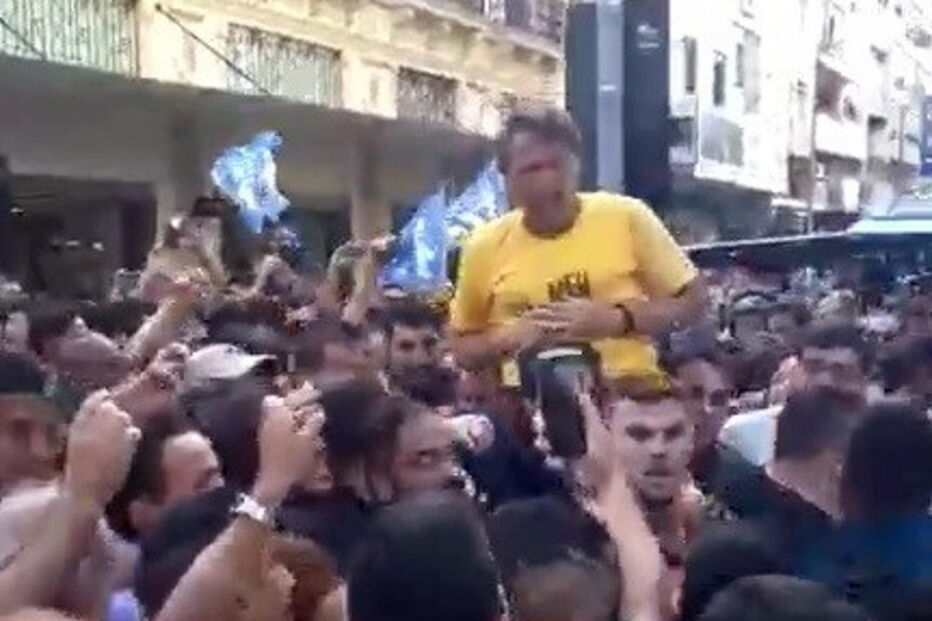 O momento em que Bolsonaro é esfaqueado, em ação de campanha no Brasil