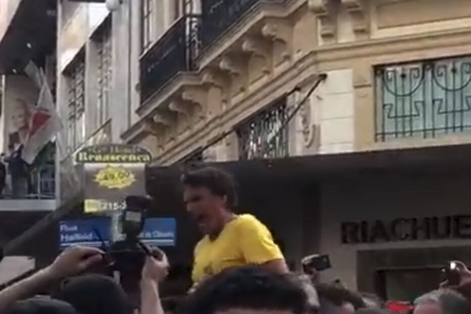 O momento em que Bolsonaro é esfaqueado, em ação de campanha no Brasil