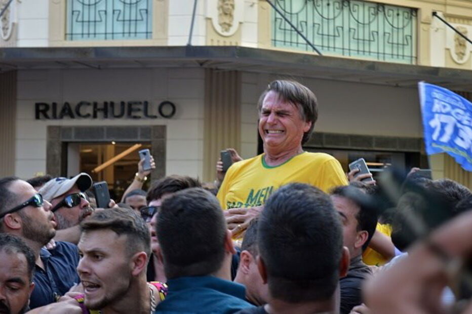 Candidato Bolsonaro esfaqueado em ação de campanha no Brasil