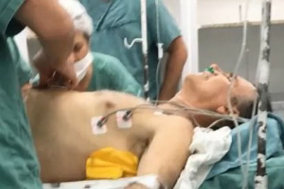 Candidato Bolsonaro esfaqueado em ação de campanha no Brasil