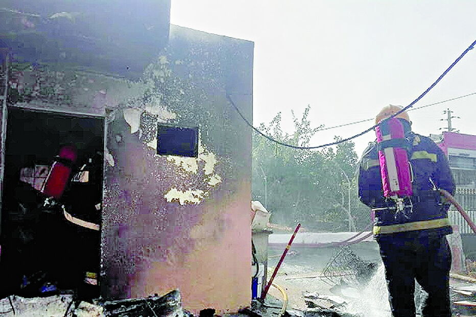 Bombeiros Municipais atuaram rápido e conseguiram evitar que as chamas atingissem a habitação principal 