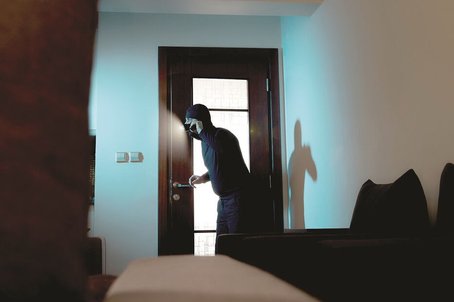 Mulher ficou em pânico quando foi surpreendida pelos ladrões dentro de casa, a meio da madrugada