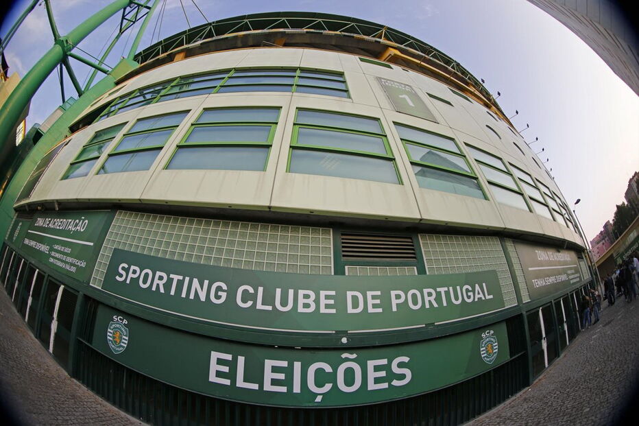 Cartazes sobre as eleições do Sporting em Alvalade