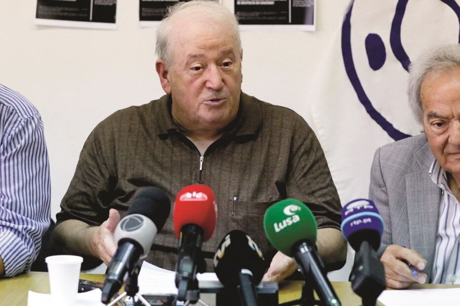 José Azevedo (ao centro) acusa a Associação Sindical Portuguesa de Enfermeiros de ter avançado com uma proposta que não tinha sido sequer negociada