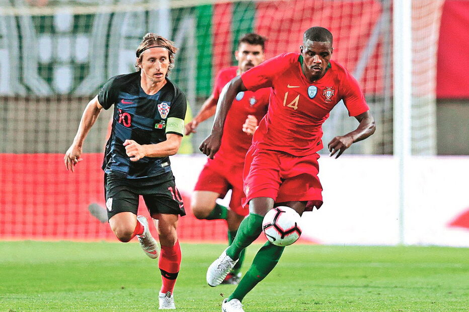 William Carvalho em ação, no decorrer do jogo com a Croácia, com Modric por perto