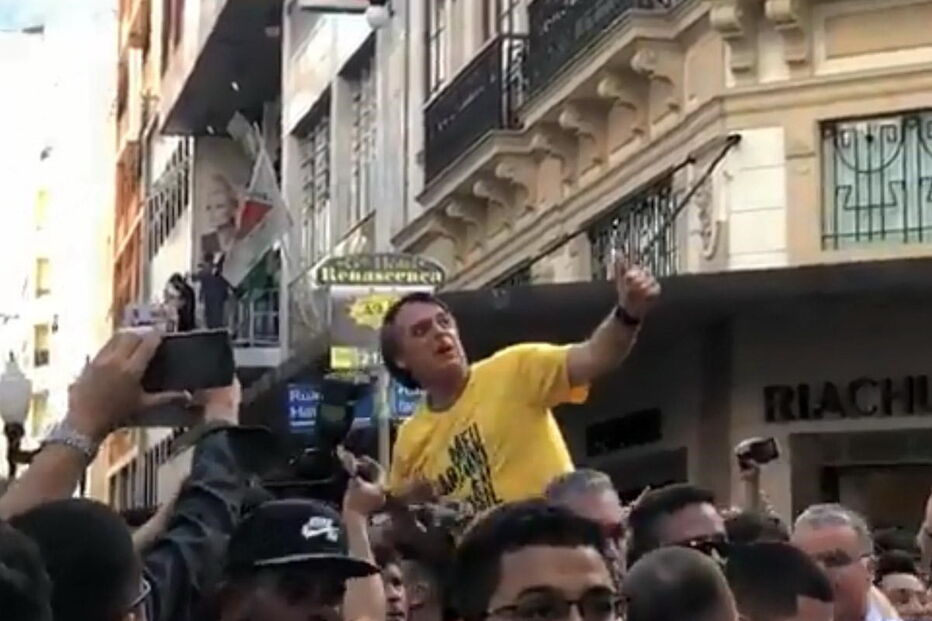 Jair Bolsonaro no momento em que foi esfaqueado